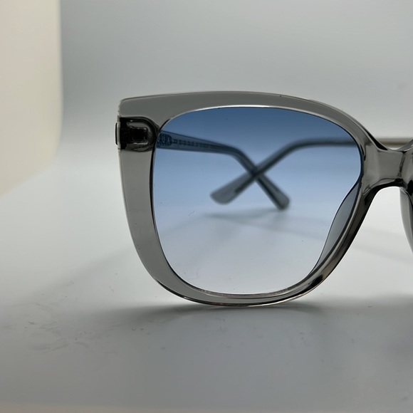 Retro oversized blue grey QUAY sunglasses with glasses case - Picture 6 of 7